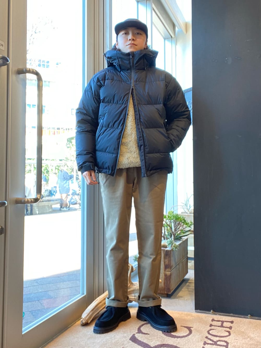 「URBAN RESEARCH、URBAN RESEARCH DOORS、DOORS、別注、NANGA、ナンガ、ダウン、AURORA、オーロラ、patagonia、ロスガトスクルー、イージーパンツ、PG」|「NANGAの【別注】NANGA×DOORS AURORA(ダウンジャケット/コート、ブラック系)」を使った、IRI TAKENAKAさん(メンズ・165cm)の冬コーディネートの2枚目の写真