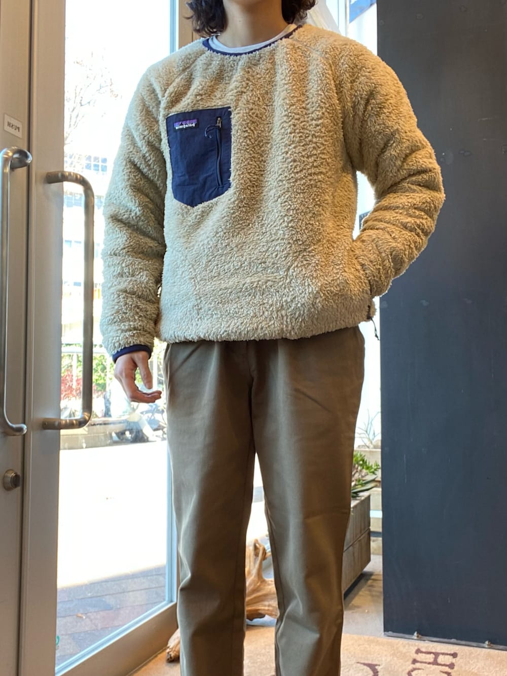 「URBAN RESEARCH、URBAN RESEARCH DOORS、DOORS、別注、NANGA、ナンガ、ダウン、AURORA、オーロラ、patagonia、ロスガトスクルー、イージーパンツ、PG」|「NANGAの【別注】NANGA×DOORS AURORA(ダウンジャケット/コート、ブラック系)」を使った、IRI TAKENAKAさん(メンズ・165cm)の冬コーディネートの5枚目の写真