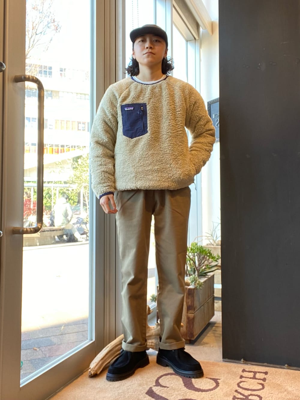 「URBAN RESEARCH、URBAN RESEARCH DOORS、DOORS、別注、NANGA、ナンガ、ダウン、AURORA、オーロラ、patagonia、ロスガトスクルー、イージーパンツ、PG」|「NANGAの【別注】NANGA×DOORS AURORA(ダウンジャケット/コート、ブラック系)」を使った、IRI TAKENAKAさん(メンズ・165cm)の冬コーディネートの3枚目の写真