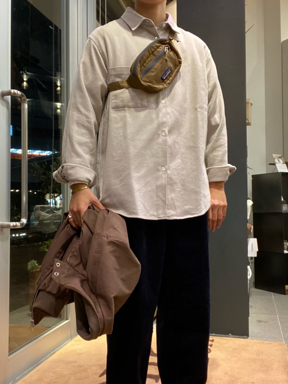 ブラウン系のその他アウター、グレー系のシャツ/ブラウス、ブルー系のその他パンツを着用したメンズの秋コーディネートの4枚目の写真