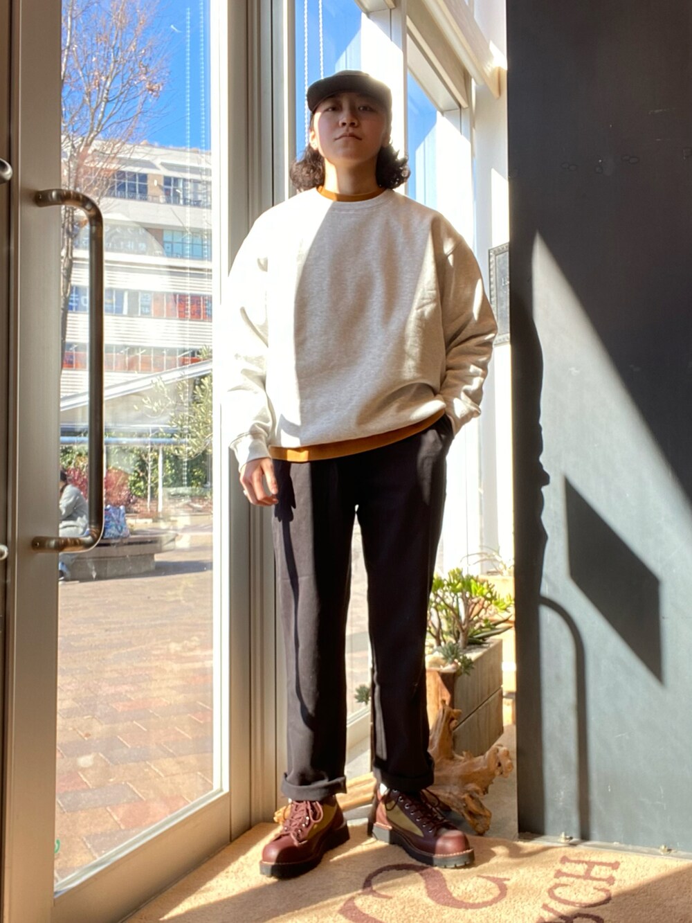 「URBAN RESEARCH、URBAN RESEARCH DOORS、DOORS、アウター、コート、コーデュロイ、コーチジャケット、スウェット、トレーナー、ロンT、イージーパンツ、Danner、ブーツ」｜「URBAN RESEARCH DOORSのコーデュロイショートコート（カバーオール、グリーン系）」を使った、IRI TAKENAKAさん（メンズ・165cm）の冬コーディネートの3枚目の写真