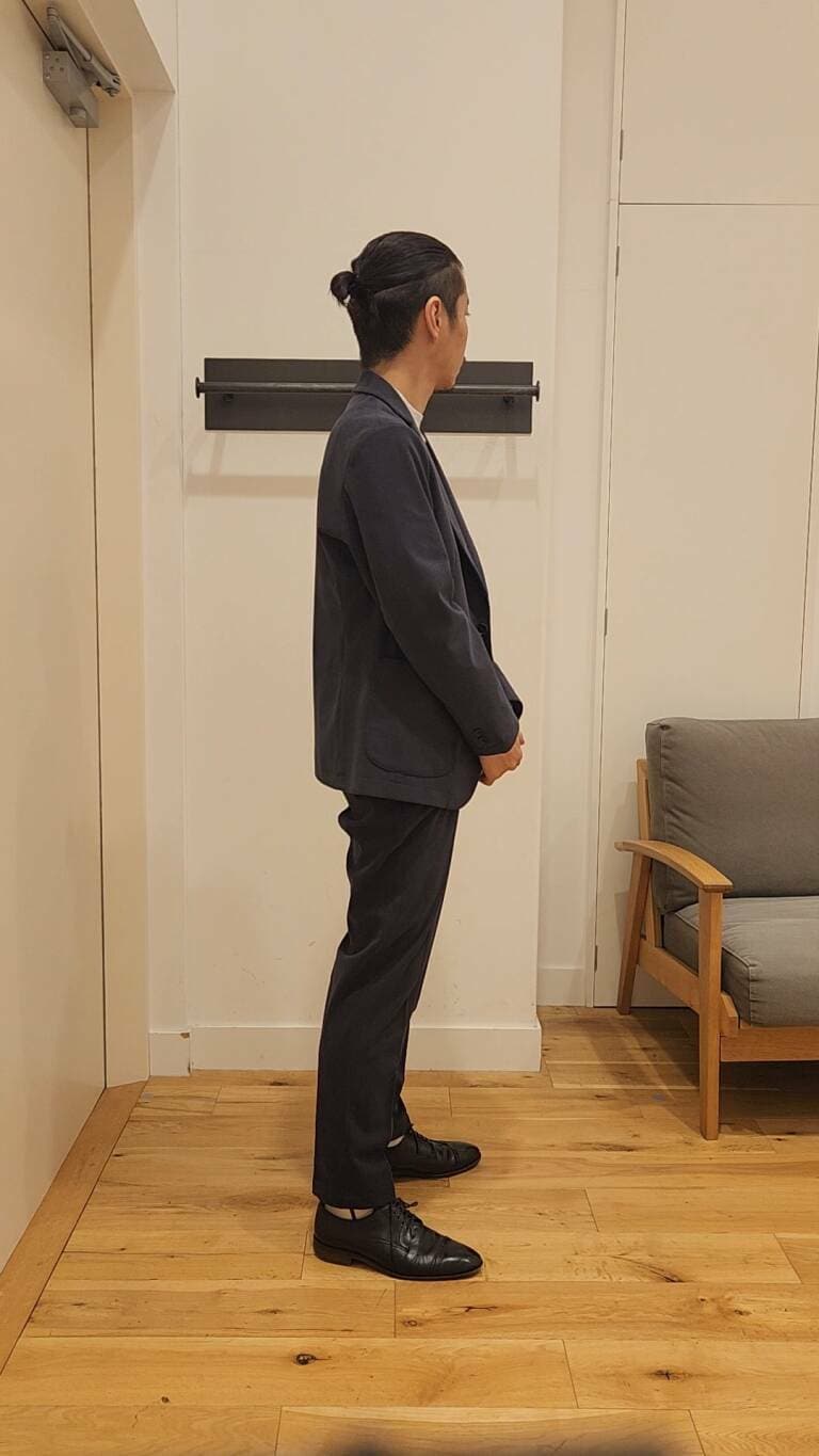ブラウン系のシャツ/ブラウス、グレー系のスーツパンツ、グレー系のスーツジャケットを着用したメンズの秋コーディネートの2枚目の写真