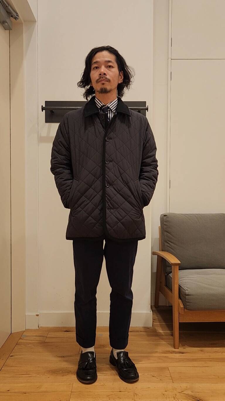 ブラック系のその他アウター、グレー系のその他アウターを着用したメンズの冬コーディネートの2枚目の写真