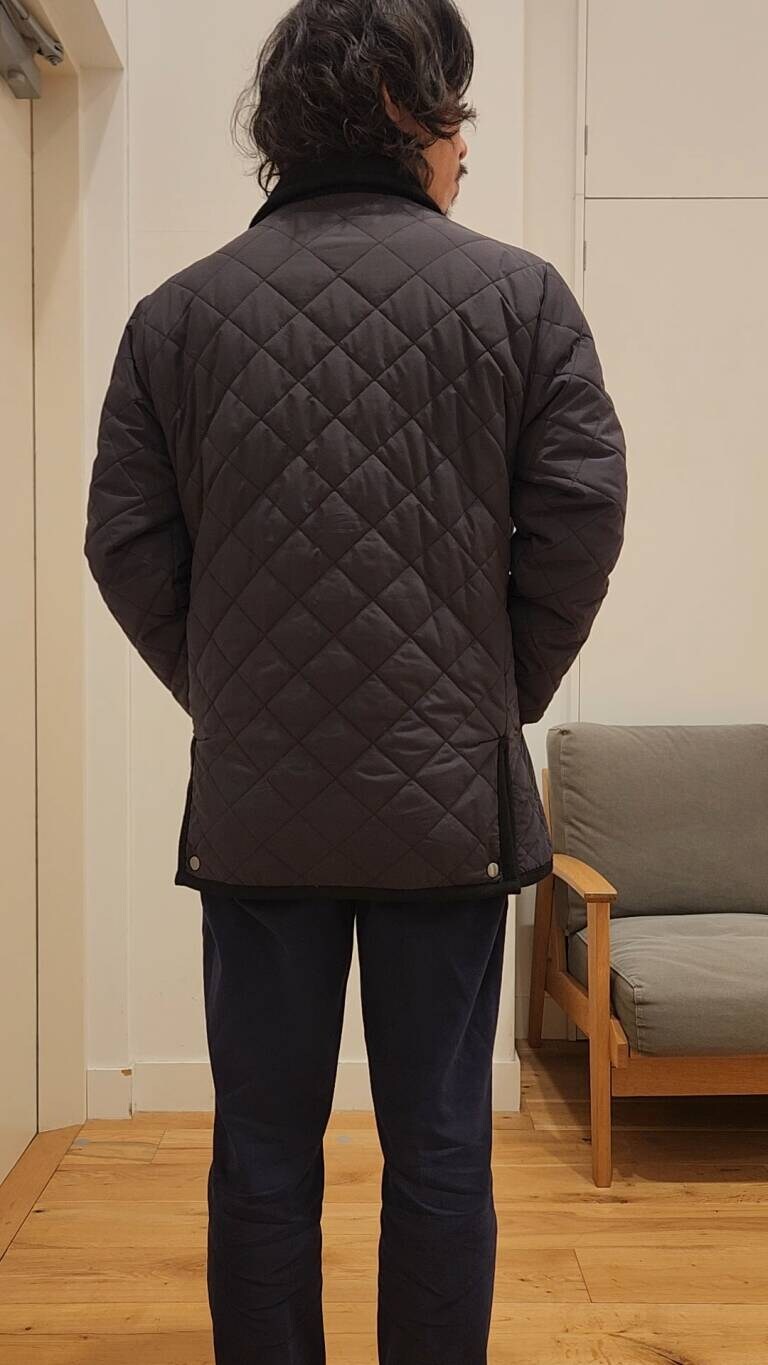 ブラック系のその他アウター、グレー系のその他アウターを着用したメンズの冬コーディネートの3枚目の写真