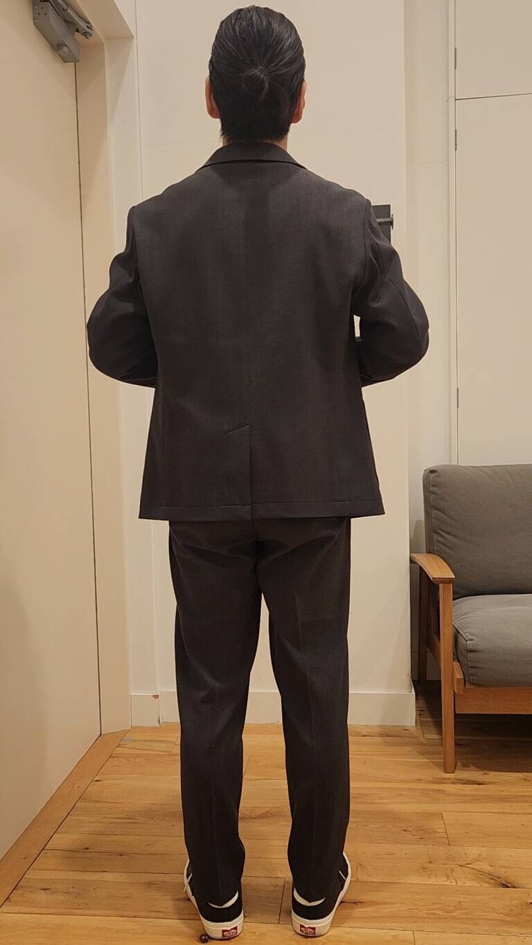 ブラック系のシャツ/ブラウス、グレー系のスーツパンツ、グレー系のその他アウターを着用したメンズの秋コーディネートの2枚目の写真