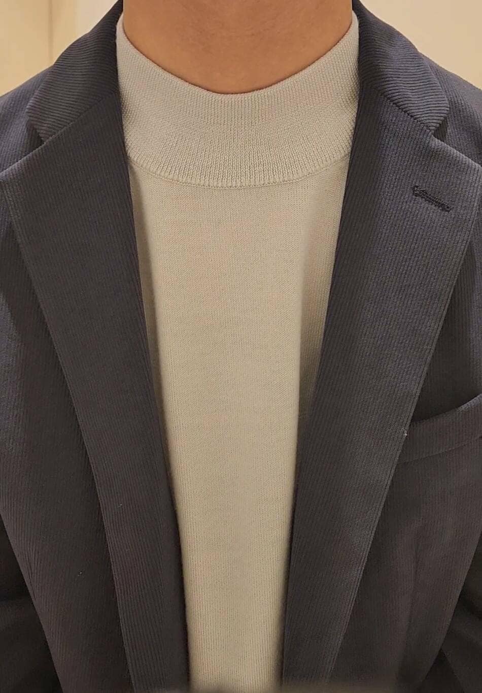 ブラウン系のシャツ/ブラウス、グレー系のスーツパンツ、グレー系のスーツジャケットを着用したメンズの秋コーディネートの4枚目の写真