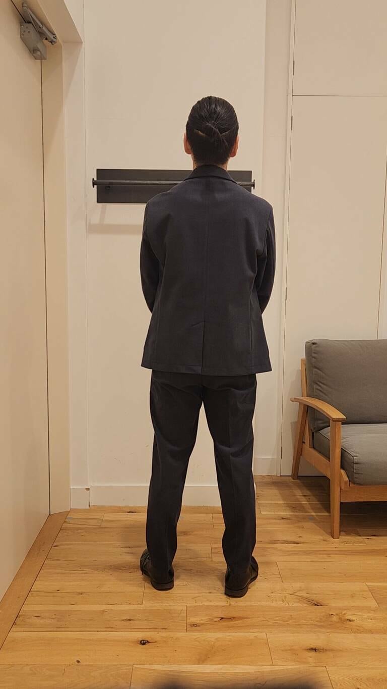 ブラウン系のシャツ/ブラウス、グレー系のスーツパンツ、グレー系のスーツジャケットを着用したメンズの秋コーディネートの3枚目の写真