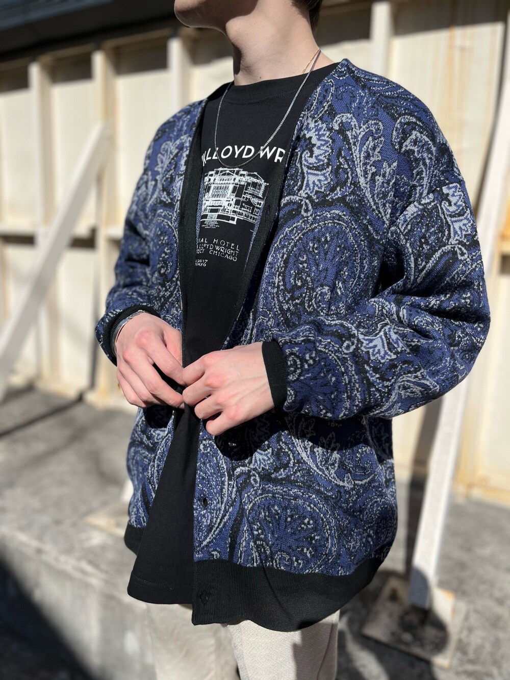 ブラック系のTシャツ/カットソー、その他のカーディガン/ボレロ、ホワイト系のその他パンツを着用したメンズの春コーディネートの4枚目の写真