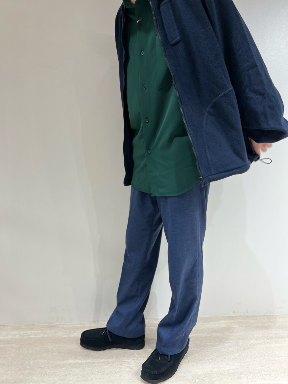 グリーン系のシャツ/ブラウス、ブルー系のその他パンツ、ブルー系のジャケット/アウターを着用したメンズの秋コーディネートの2枚目の写真