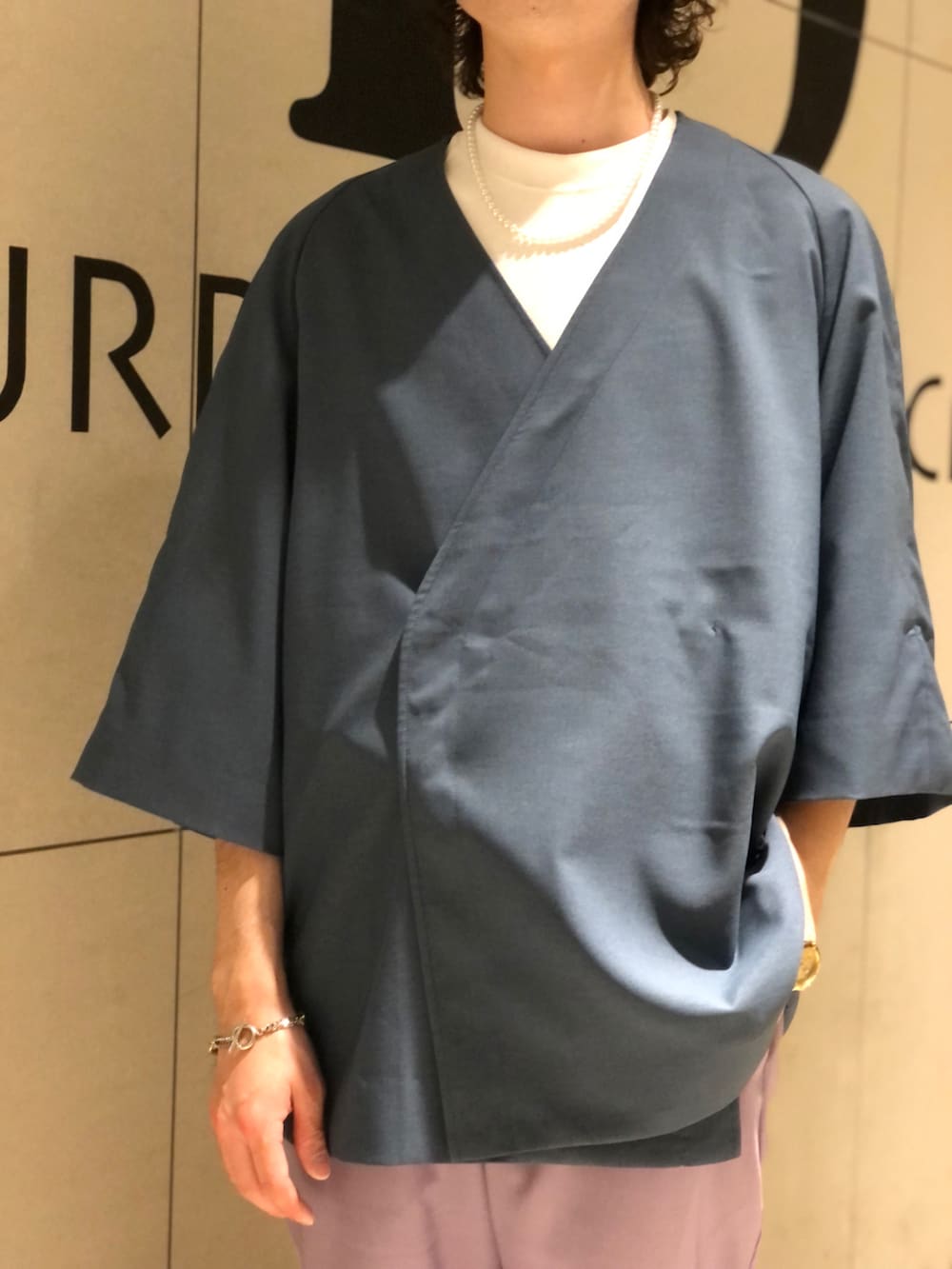 ブルー系のその他アウター、パープル系のその他パンツを着用したメンズの春コーディネートの2枚目の写真