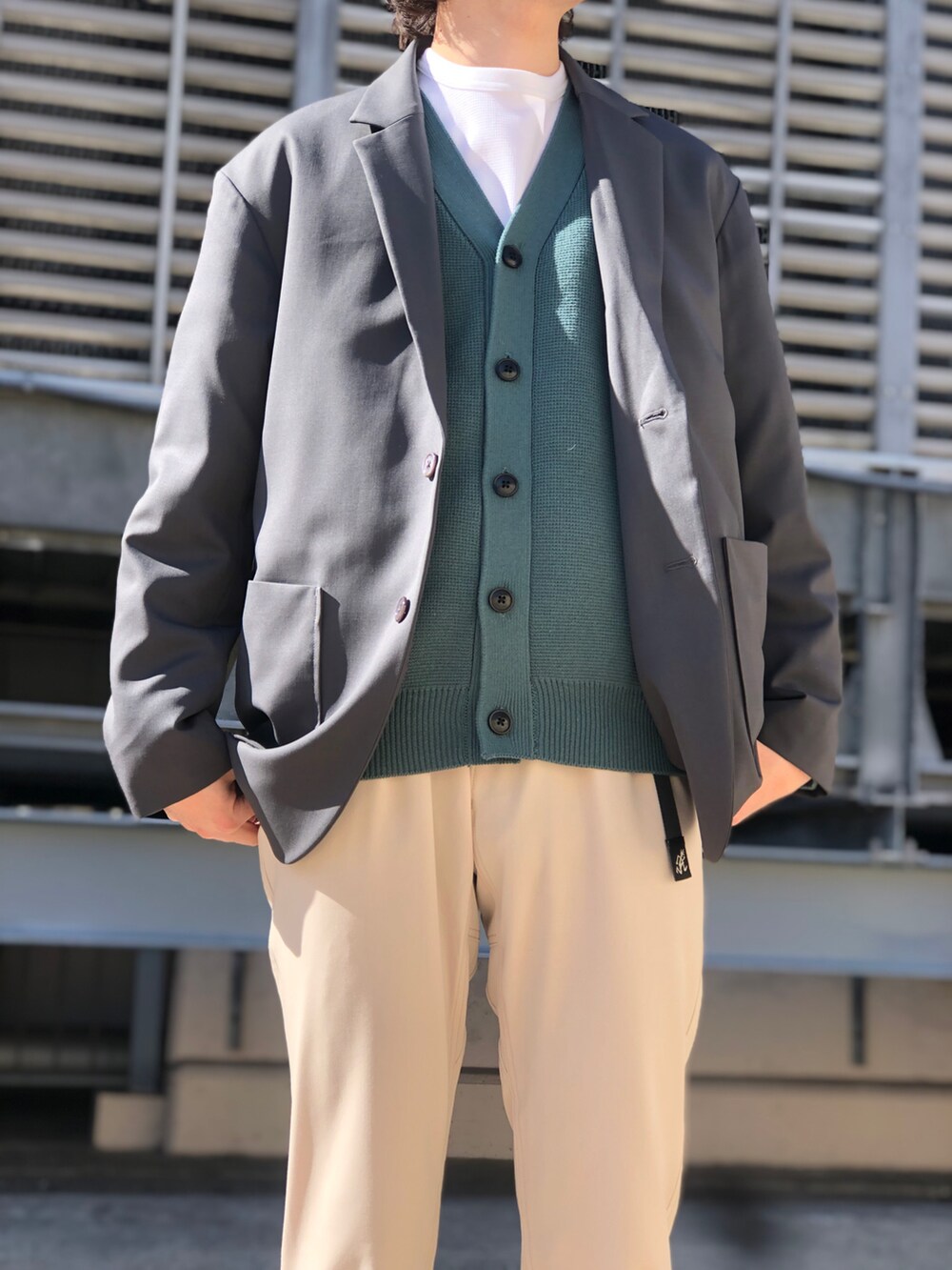 グレー系のその他アウター、グリーン系のカーディガン/ボレロ、グレー系のスニーカーを着用したメンズの冬コーディネートの2枚目の写真