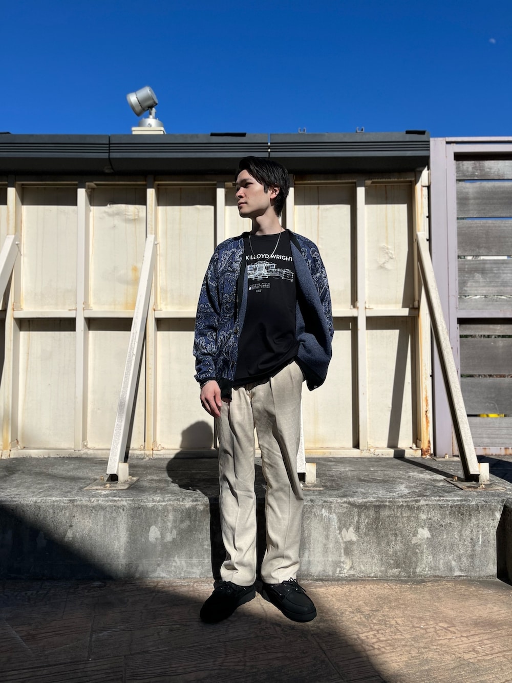 ブラック系のTシャツ/カットソー、その他のカーディガン/ボレロ、ホワイト系のその他パンツを着用したメンズの春コーディネートの3枚目の写真