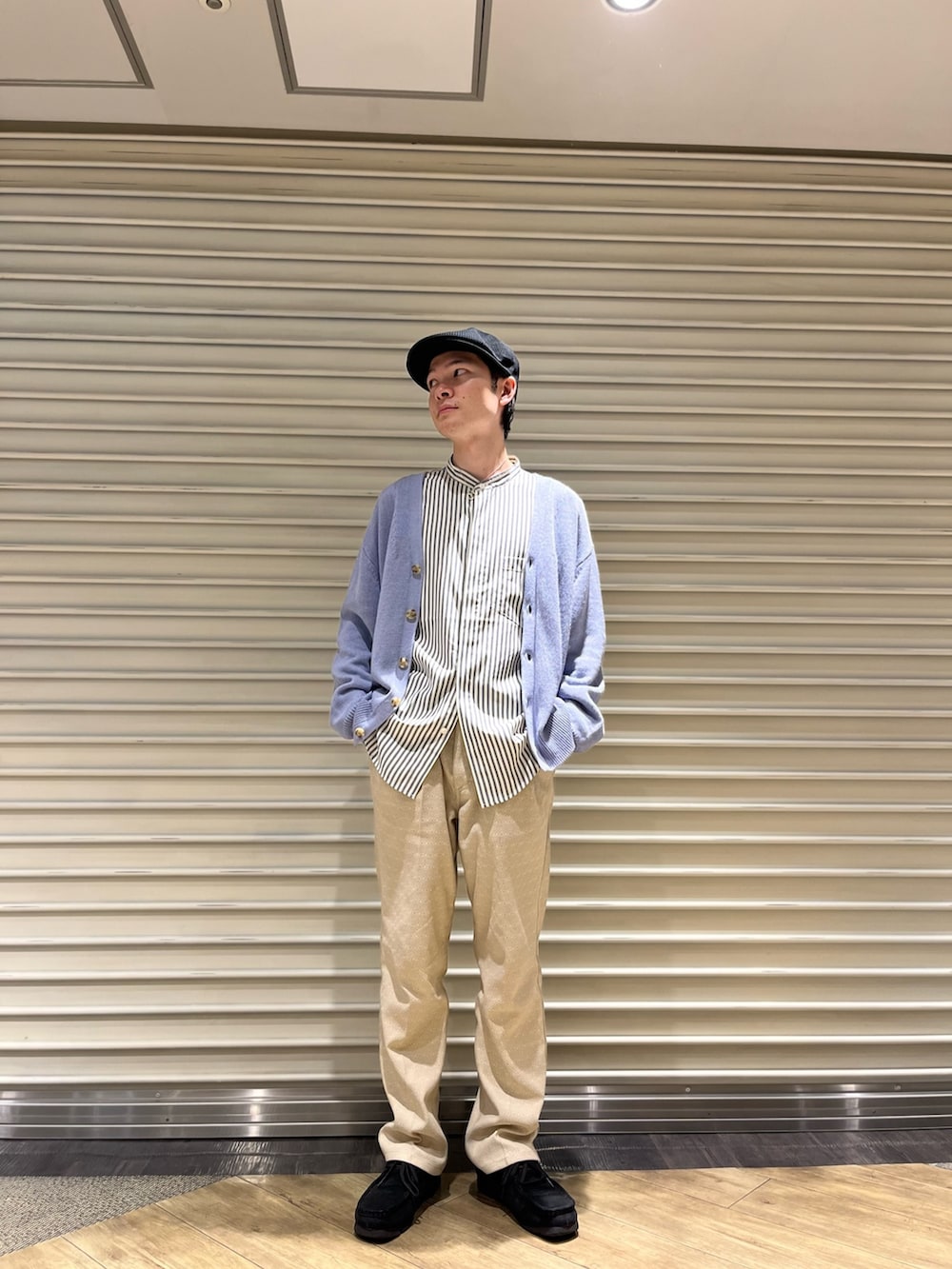 ブルー系のカーディガン/ボレロ、ブルー系のシャツ/ブラウス、ホワイト系のその他パンツを着用したメンズの春コーディネートの2枚目の写真