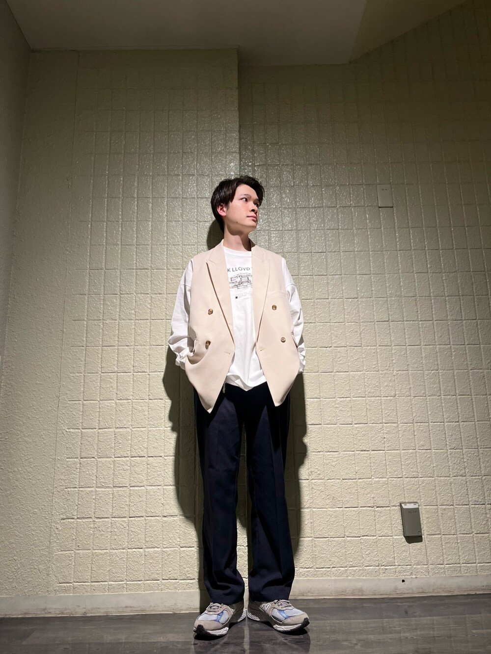 ブルー系のスラックス、ホワイト系のTシャツ/カットソーを着用したメンズの春コーディネートの2枚目の写真