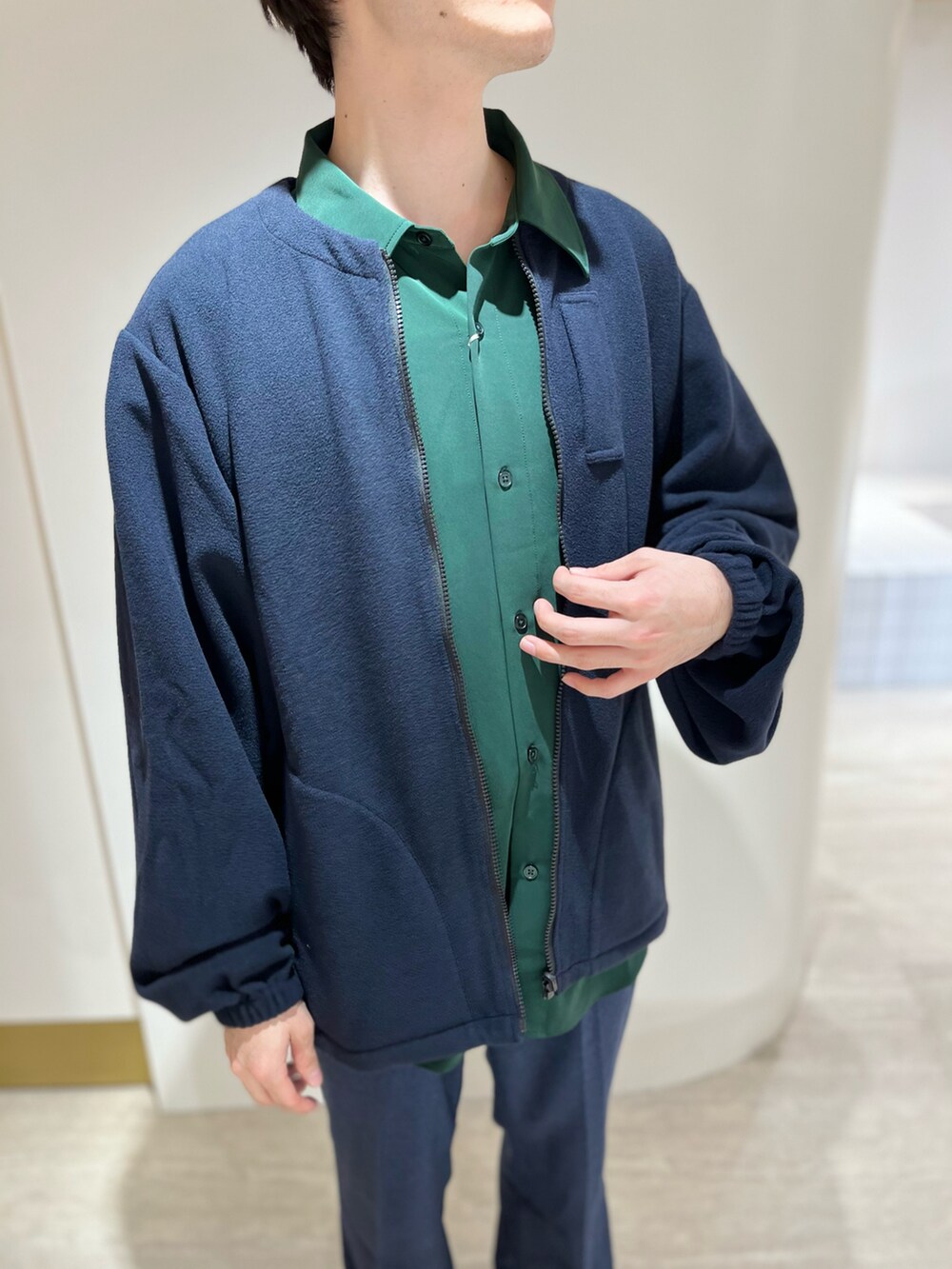 グリーン系のシャツ/ブラウス、ブルー系のその他パンツ、ブルー系のジャケット/アウターを着用したメンズの秋コーディネートの3枚目の写真