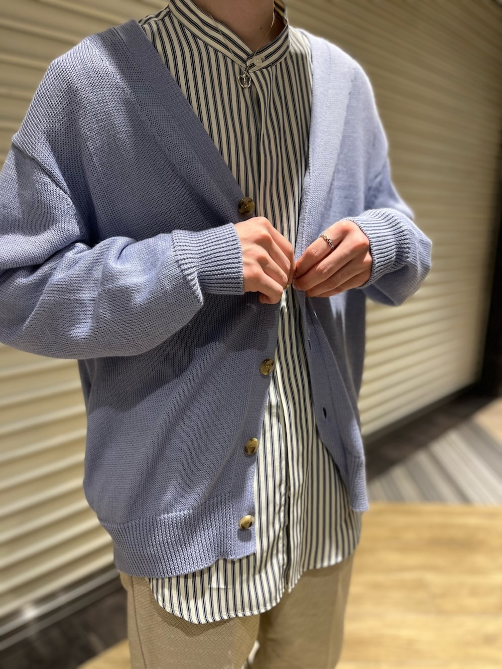 ブルー系のカーディガン/ボレロ、ブルー系のシャツ/ブラウス、ホワイト系のその他パンツを着用したメンズの春コーディネートの3枚目の写真