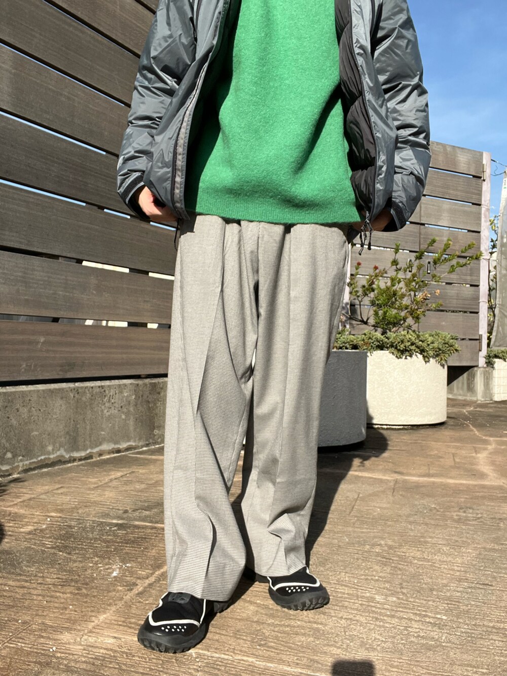 ブルー系のダウンジャケット/コート、グリーン系のニット/セーター、その他のその他パンツを着用したメンズの秋コーディネートの3枚目の写真