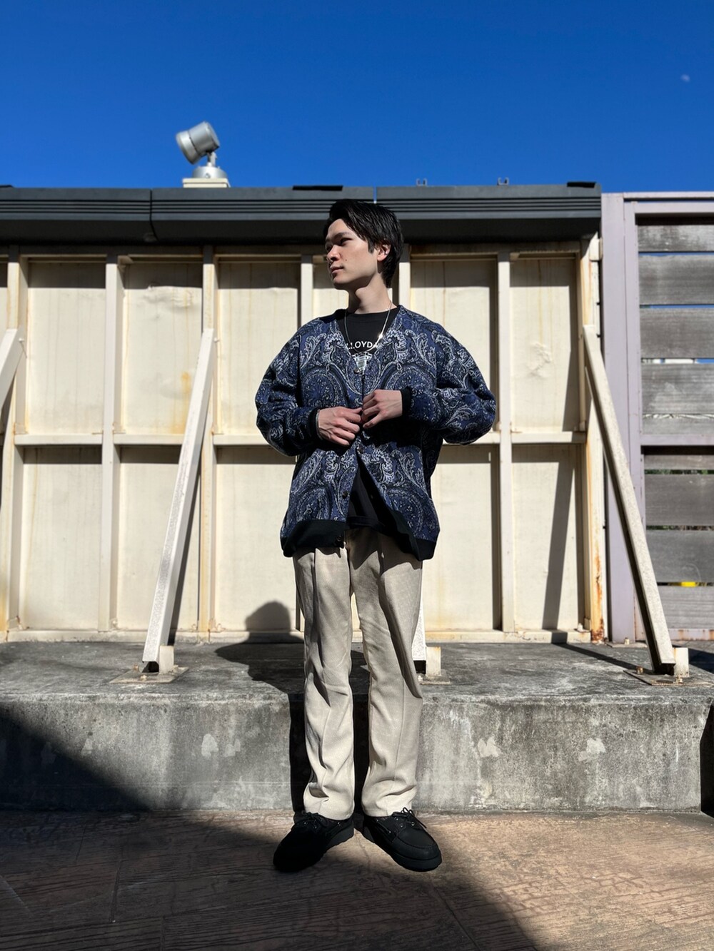 ブラック系のTシャツ/カットソー、その他のカーディガン/ボレロ、ホワイト系のその他パンツを着用したメンズの春コーディネートの2枚目の写真