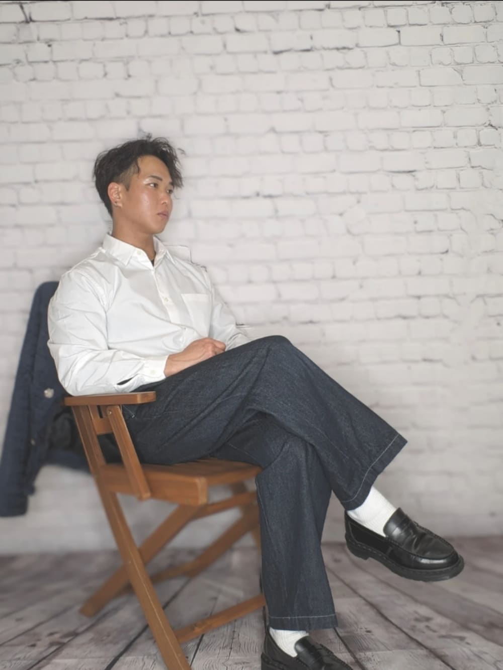 「冬を彩る色いろコーデ、シンプルコーデ、シンプルスタイル、韓国ブランド、韓国コーデ、白シャツ、白シャツ×デニム、青×白、レイヤード、大人コーデ、大人ファッション、デートコーデ、清潔感、デニムコーデ、冬のコーデ」｜「UNIQLOのオックスフォードシャツ（長袖）（シャツ/ブラウス、ホワイト系）」を使った、ユハックスさん（メンズ・169cm）の冬コーディネートの3枚目の写真