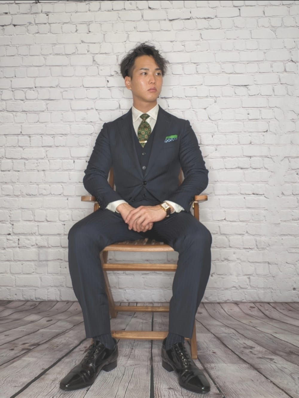 「ootd、低身長コーデ、着回しコーデ、シャツスタイル、スーツスタイル、スーツ、ビジネススタイル、ネクタイ、シャツコーデ、キレイめ、スラックス、ジャケット、セットアップ、セットアップスタイル、大人コーデ」|「HILTONのアイテム(スーツセット、ブルー系)」を使った、ユハックスさん(メンズ・169cm)の冬コーディネートの3枚目の写真