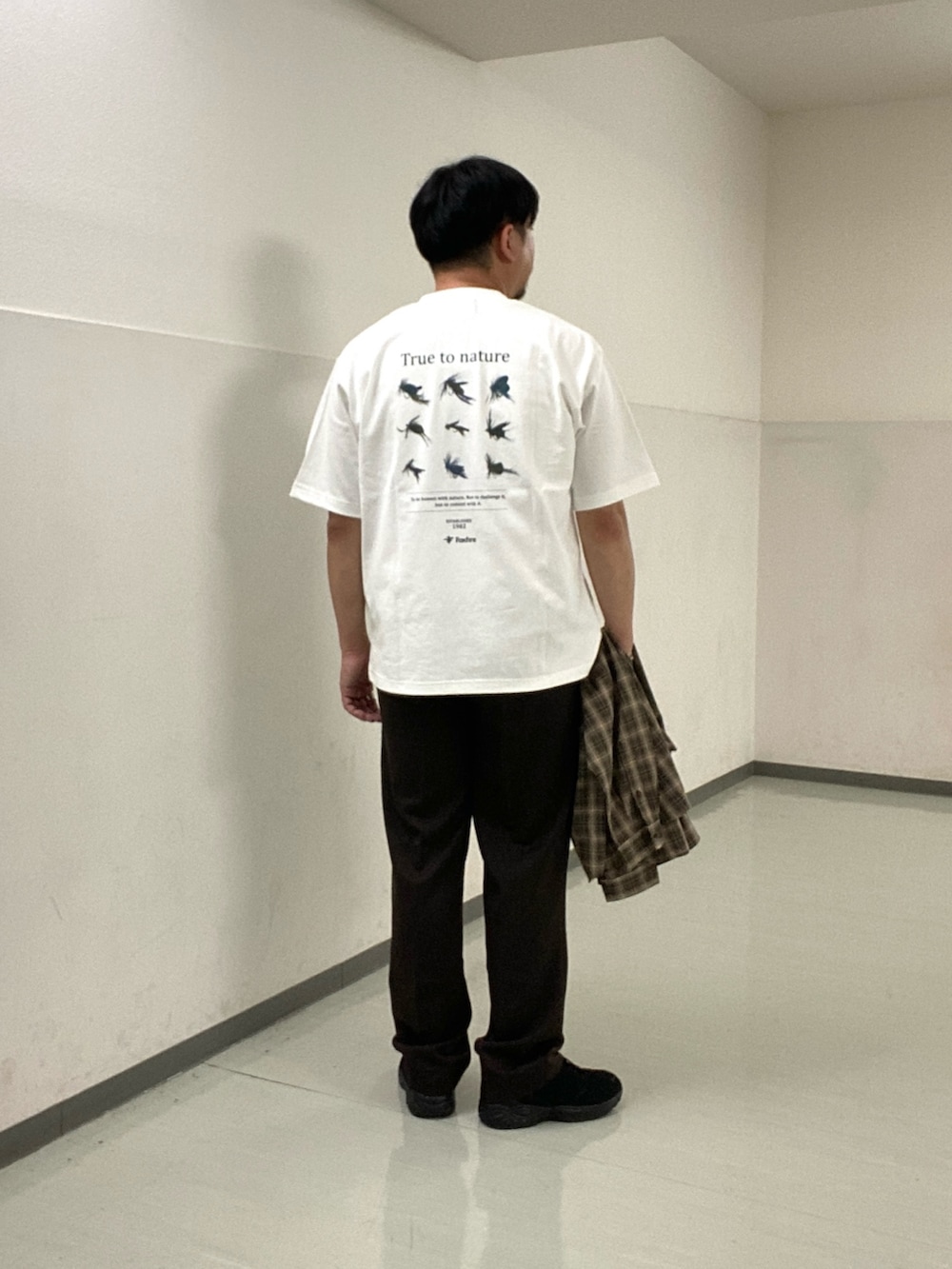 「URBAN RESEARCH DOORS、FOXFIRE」｜「Foxfireの『別注』Foxfire×DOORS　毛針プリントTシャツ（Tシャツ/カットソー、ホワイト系）」を使った、KOICHI TANAKAさん（メンズ・170cm）の夏コーディネートの4枚目の写真