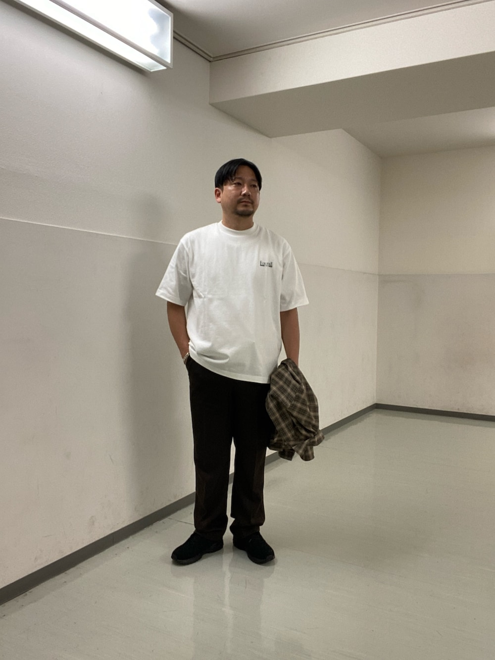 「URBAN RESEARCH DOORS、FOXFIRE」｜「Foxfireの『別注』Foxfire×DOORS　毛針プリントTシャツ（Tシャツ/カットソー、ホワイト系）」を使った、KOICHI TANAKAさん（メンズ・170cm）の夏コーディネートの3枚目の写真