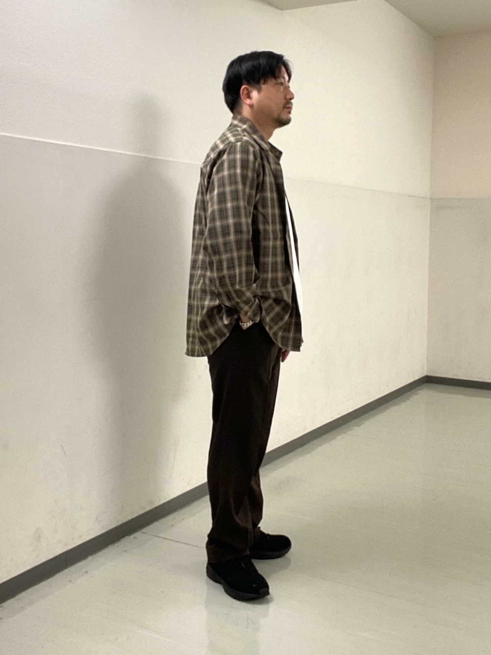 「URBAN RESEARCH DOORS、FOXFIRE」｜「Foxfireの『別注』Foxfire×DOORS　毛針プリントTシャツ（Tシャツ/カットソー、ホワイト系）」を使った、KOICHI TANAKAさん（メンズ・170cm）の夏コーディネートの2枚目の写真
