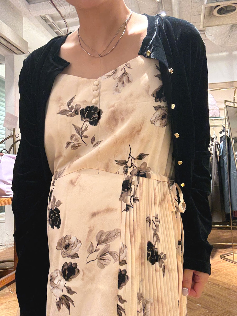 その他のワンピース、ブラック系のカーディガン/ボレロを着用したレディースの夏コーディネートの2枚目の写真