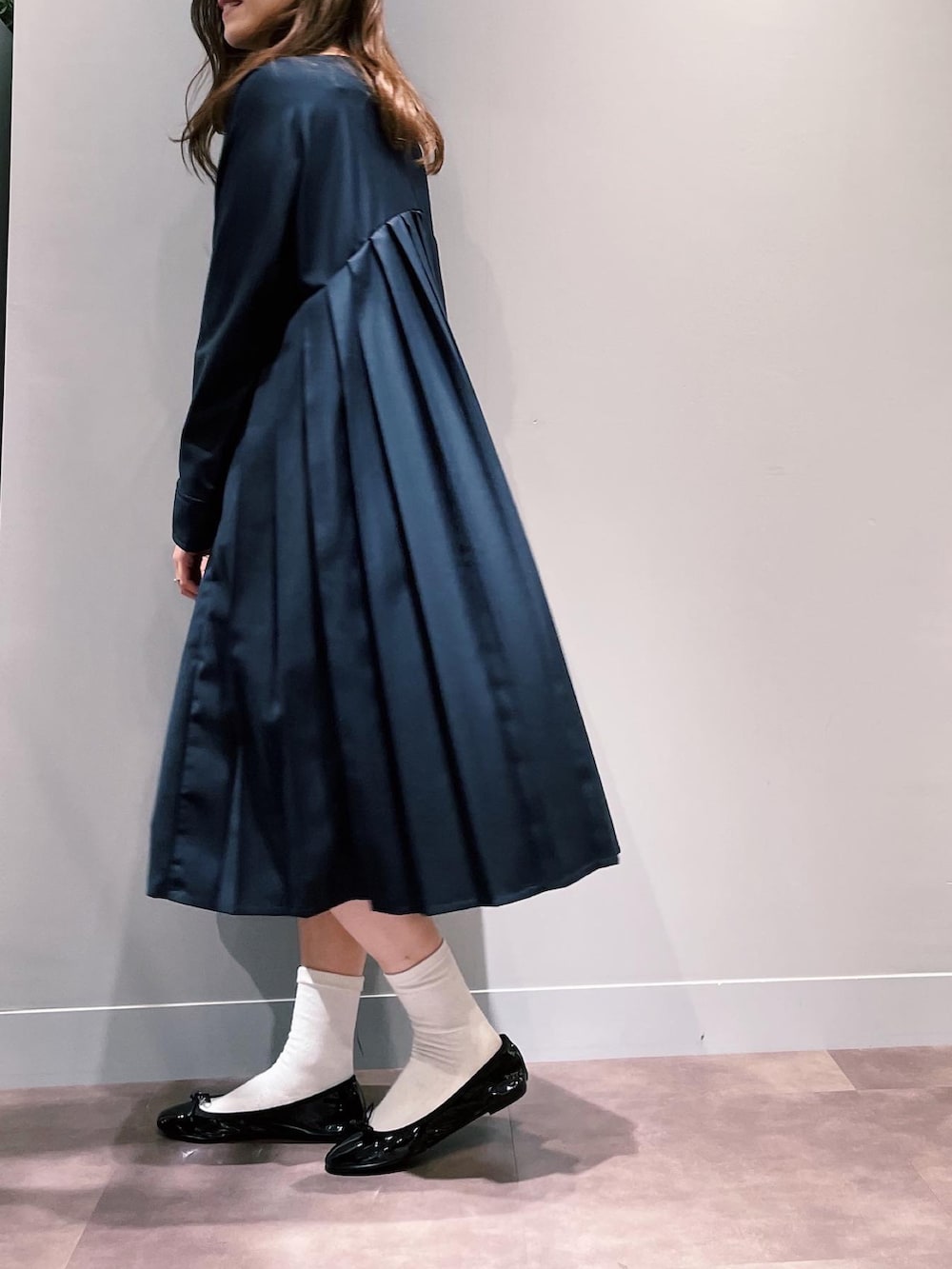 ブラック系のバレエシューズ、ブルー系のワンピースを着用したレディースの冬コーディネートの2枚目の写真