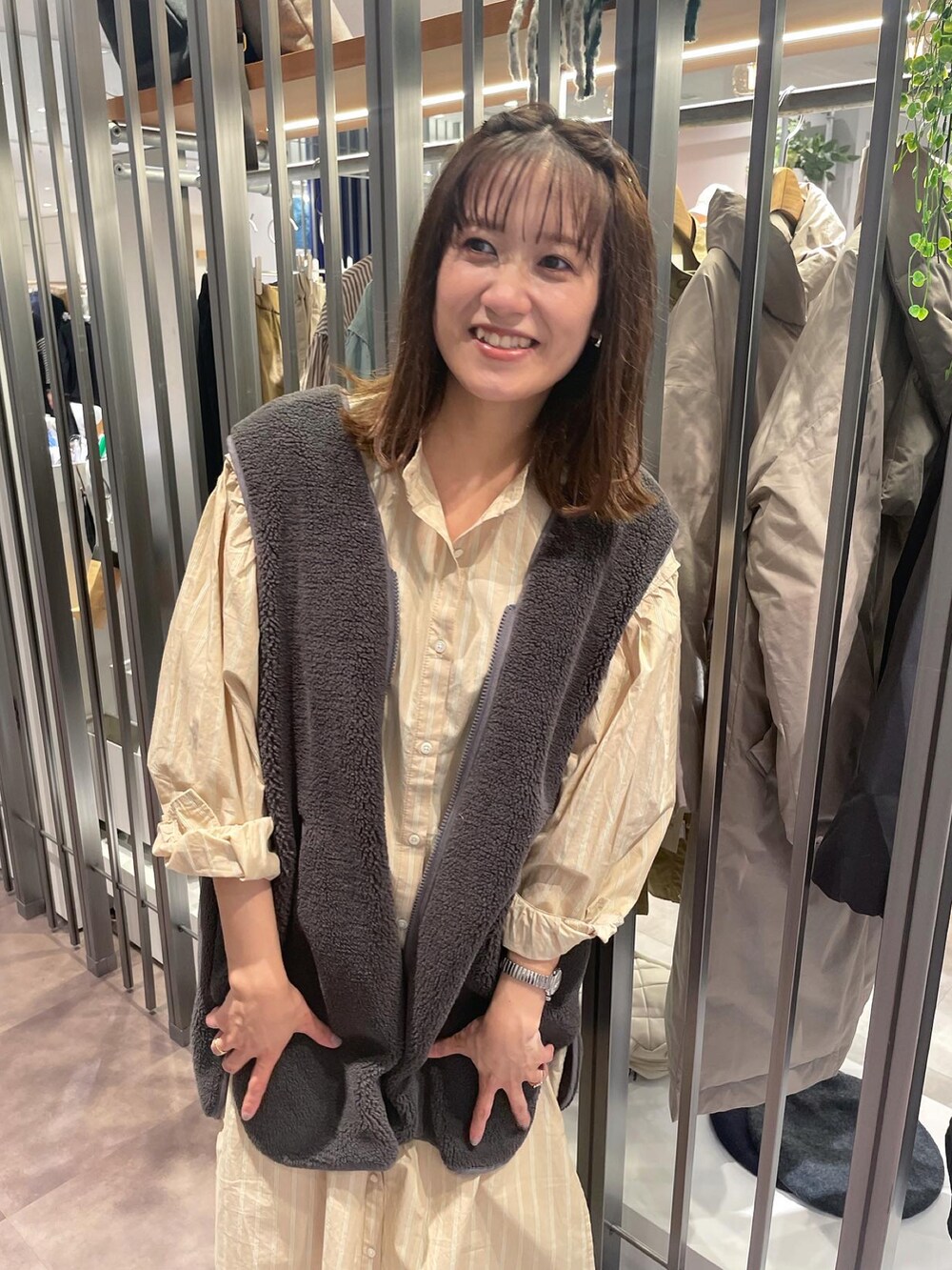 ホワイト系のスニーカー、ホワイト系のその他パンツ、グリーン系のモッズコートを着用したレディースの秋コーディネートの4枚目の写真