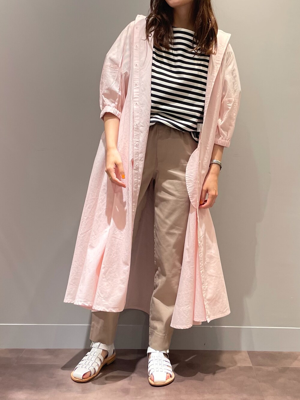 ブラック系のTシャツ/カットソー、ベージュ系のその他パンツ、ピンク系のワンピースを着用したレディースの春コーディネートの2枚目の写真