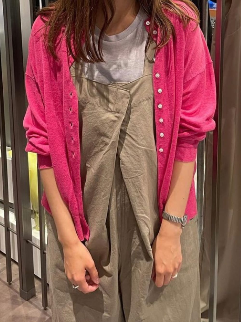 ベージュ系のサロペット/オーバーオール、ピンク系のカーディガン/ボレロ、グレー系のタンクトップを着用したレディースの夏コーディネートの3枚目の写真