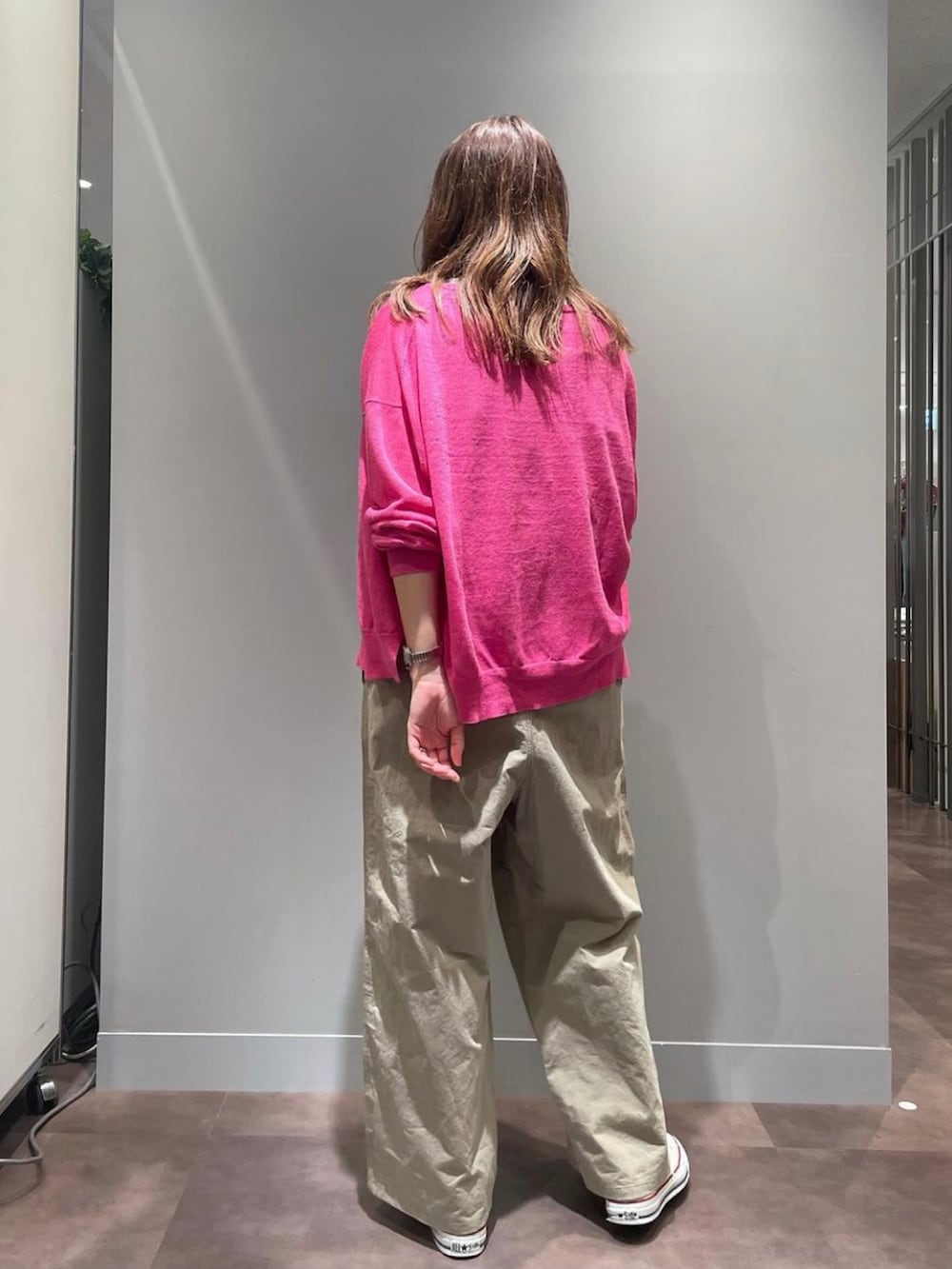 ベージュ系のサロペット/オーバーオール、ピンク系のカーディガン/ボレロ、グレー系のタンクトップを着用したレディースの夏コーディネートの2枚目の写真