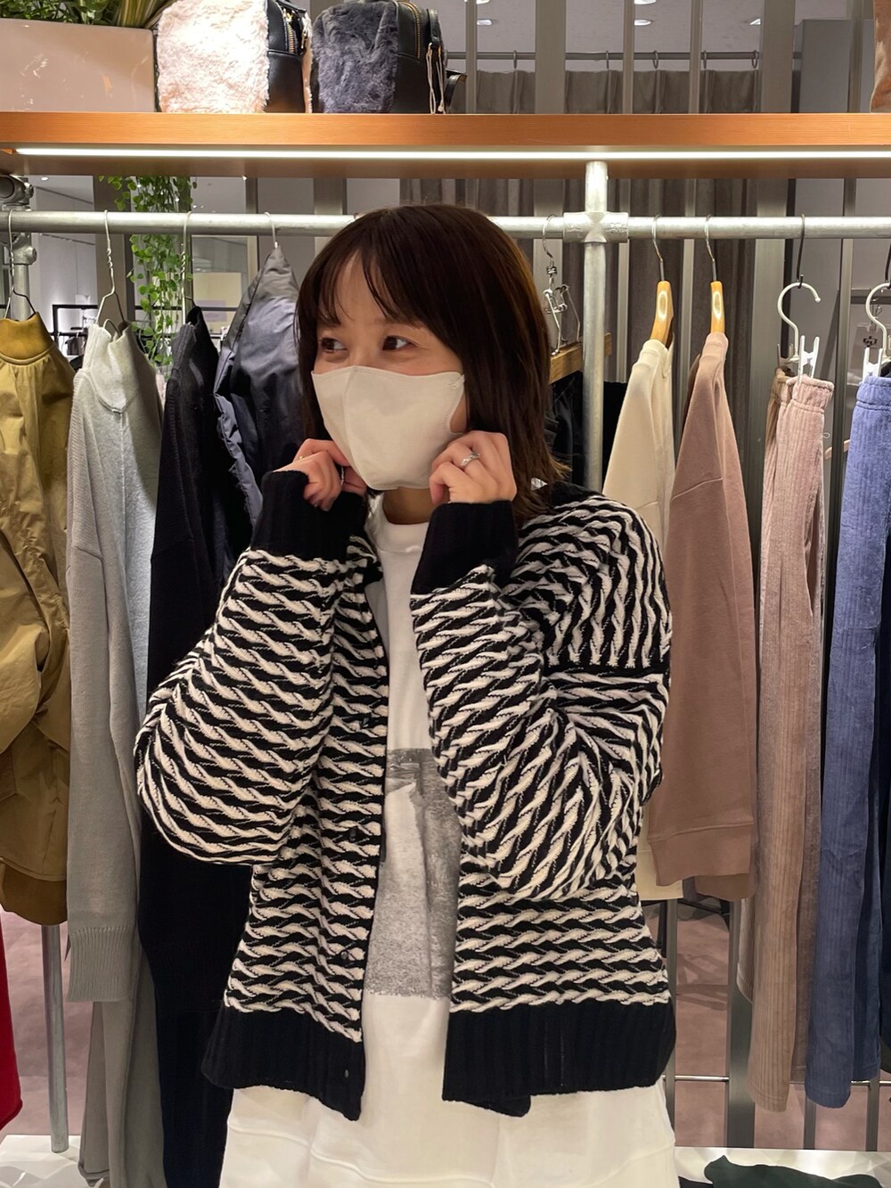 その他のスカート、ホワイト系のTシャツ/カットソー、その他のカーディガン/ボレロを着用したレディースの秋コーディネートの2枚目の写真