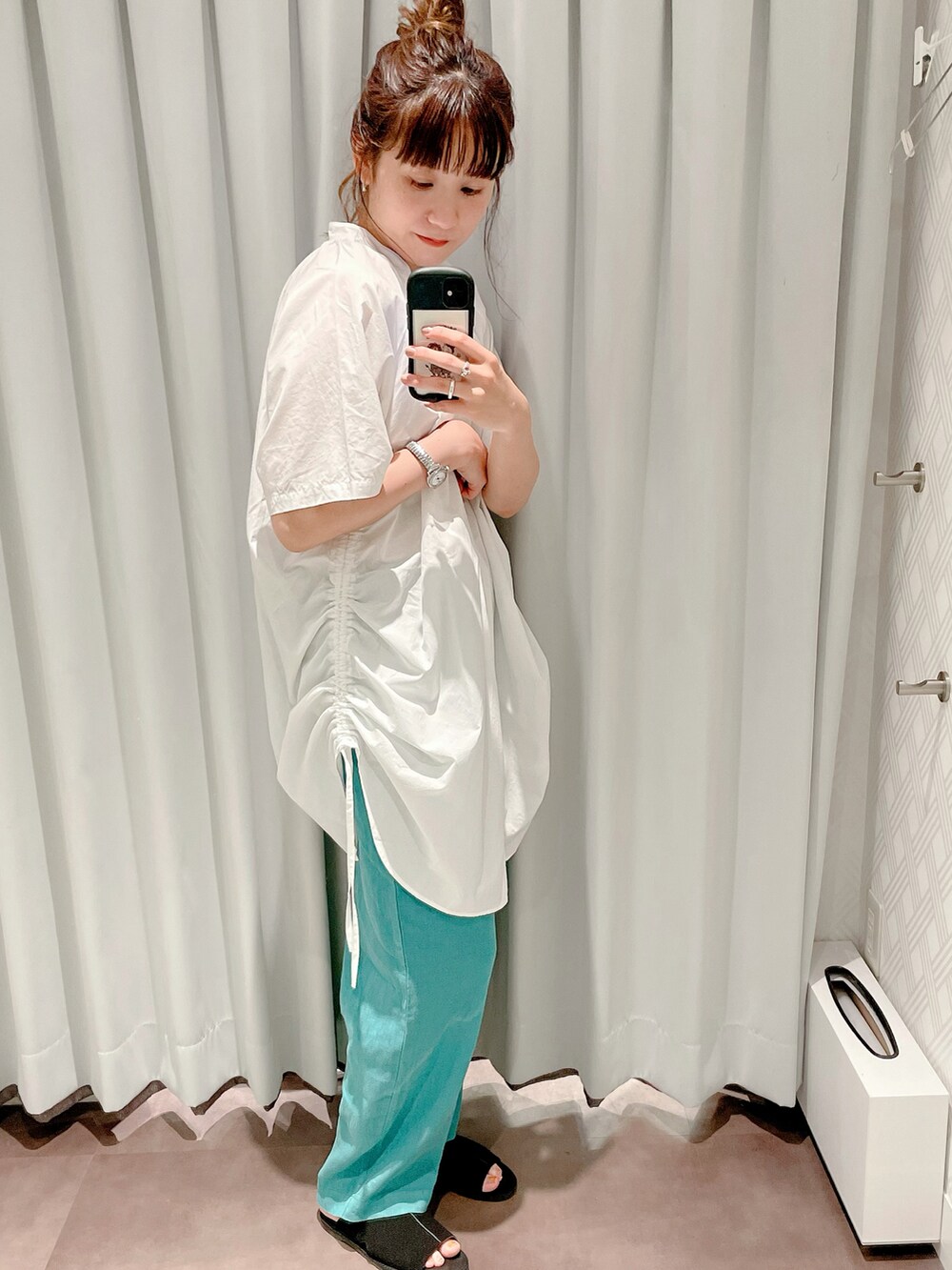 グリーン系のその他パンツ、ホワイト系のシャツ/ブラウスを着用したレディースの夏コーディネートの2枚目の写真