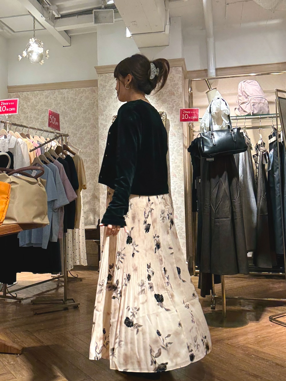 その他のワンピース、ブラック系のカーディガン/ボレロを着用したレディースの夏コーディネートの3枚目の写真