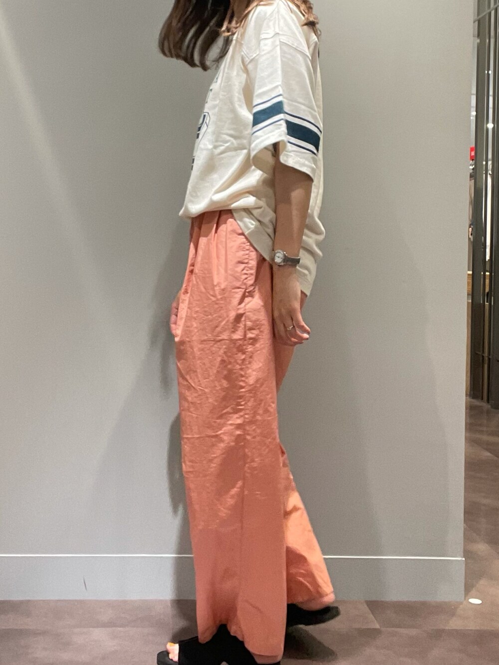 オレンジ系のその他パンツ、ベージュ系のTシャツ/カットソーを着用したレディースの夏コーディネートの2枚目の写真