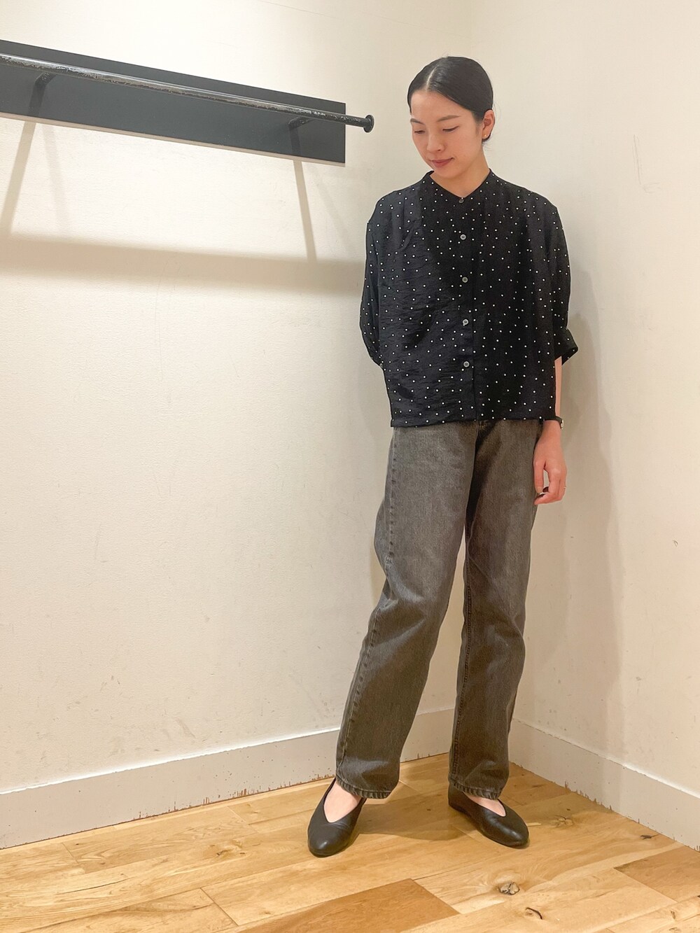 ブラック系のシャツ/ブラウス、ブラック系のデニムパンツ、ブラック系のパンプスを着用したレディースの夏コーディネートの2枚目の写真