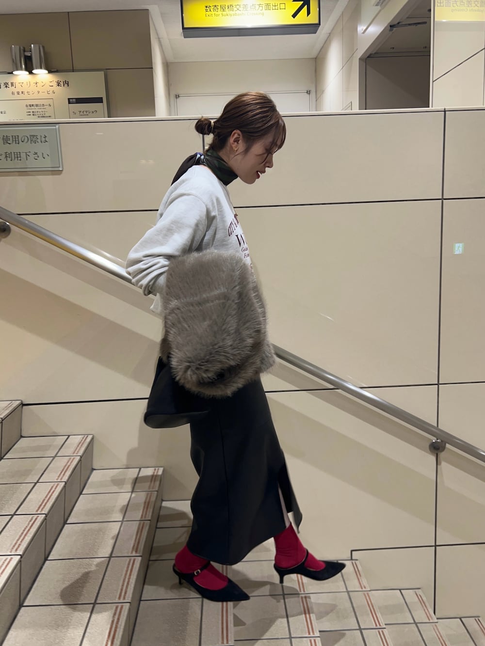 グレー系のジャケット/アウター、グレー系のTシャツ/カットソー、ブラック系のスカートを着用したレディースの秋コーディネートの3枚目の写真