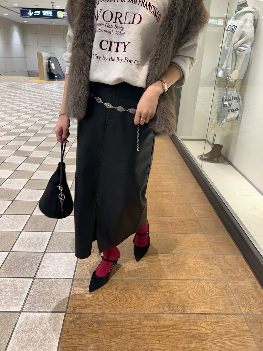 グレー系のジャケット/アウター、グレー系のTシャツ/カットソー、ブラック系のスカートを着用したレディースの秋コーディネートの2枚目の写真