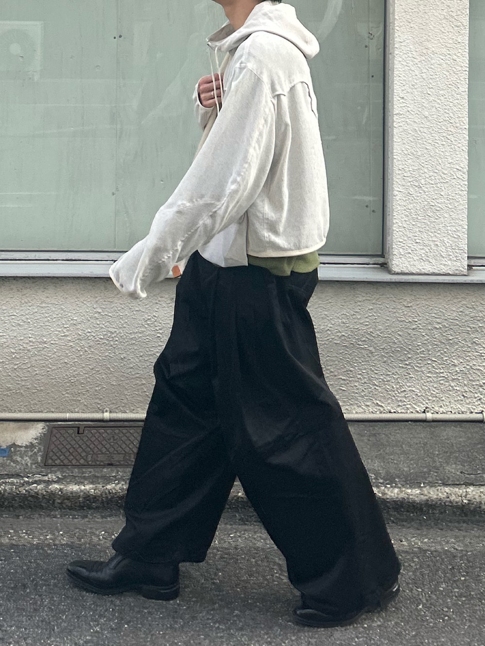 「春めき満開コーデ、春コーデ」｜「SHINYAKOZUKAの別注 Hi BAGGY（チノパンツ、ブラック系）」を使った、るいさん（メンズ・176cm）の春コーディネートの2枚目の写真