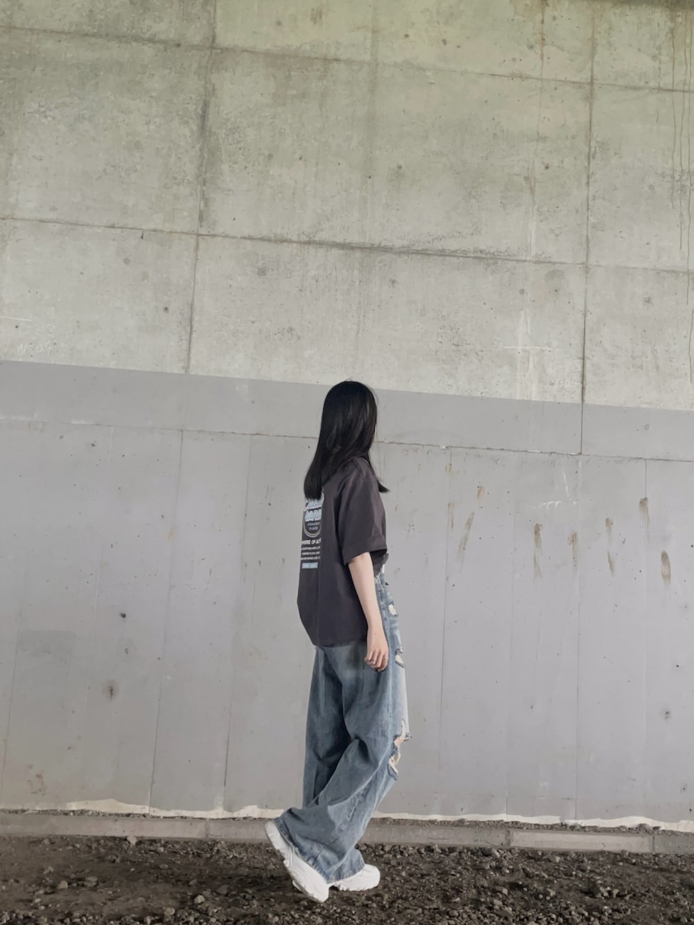 ブルー系のデニムパンツ、その他のキーホルダー、シルバー系のネックレスを着用したレディースの夏コーディネートの2枚目の写真