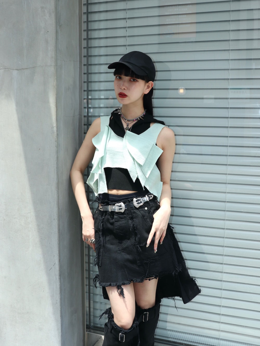 その他のチューブトップを着用したレディースの夏コーディネートの4枚目の写真