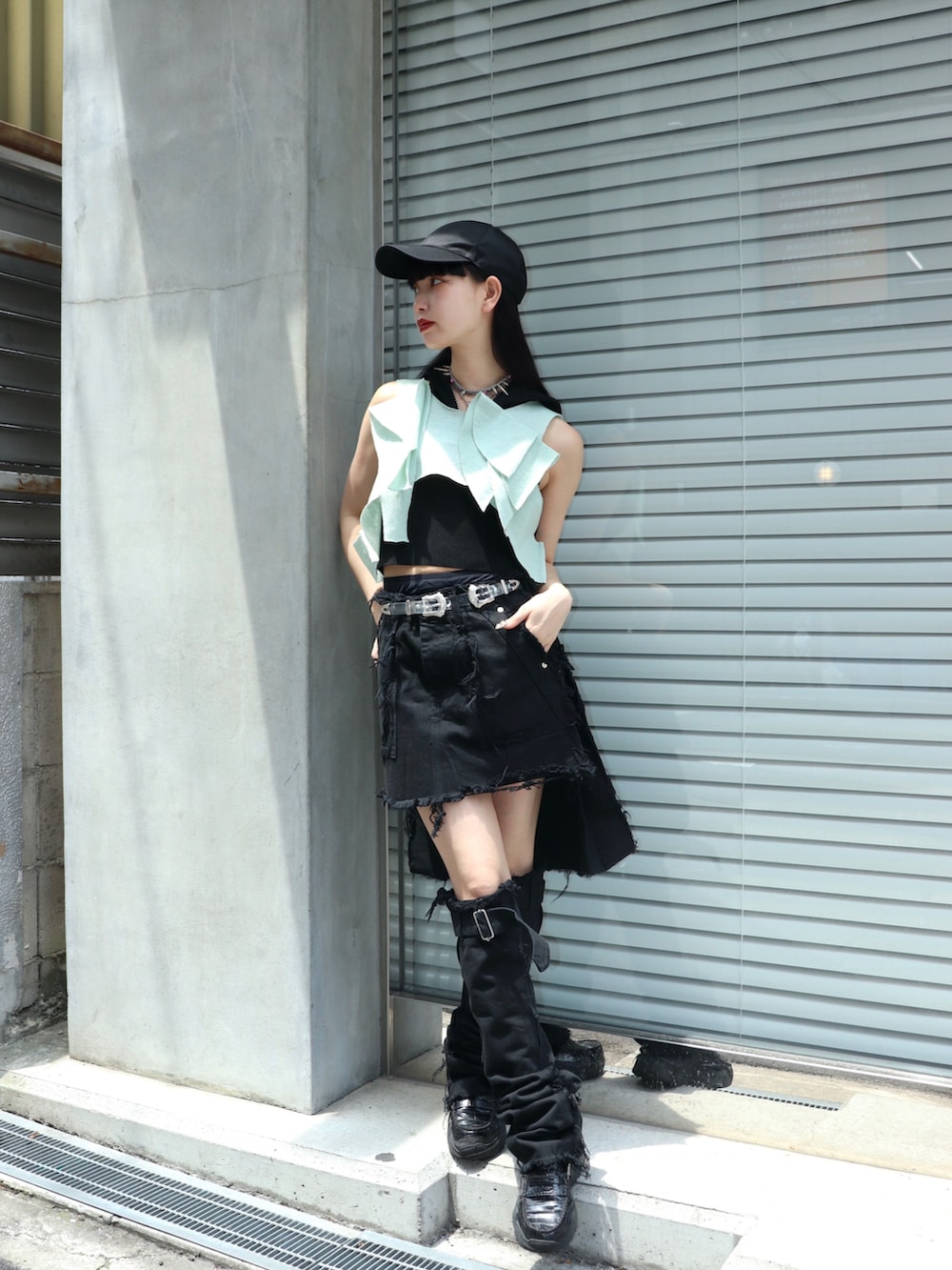 その他のチューブトップを着用したレディースの夏コーディネートの2枚目の写真