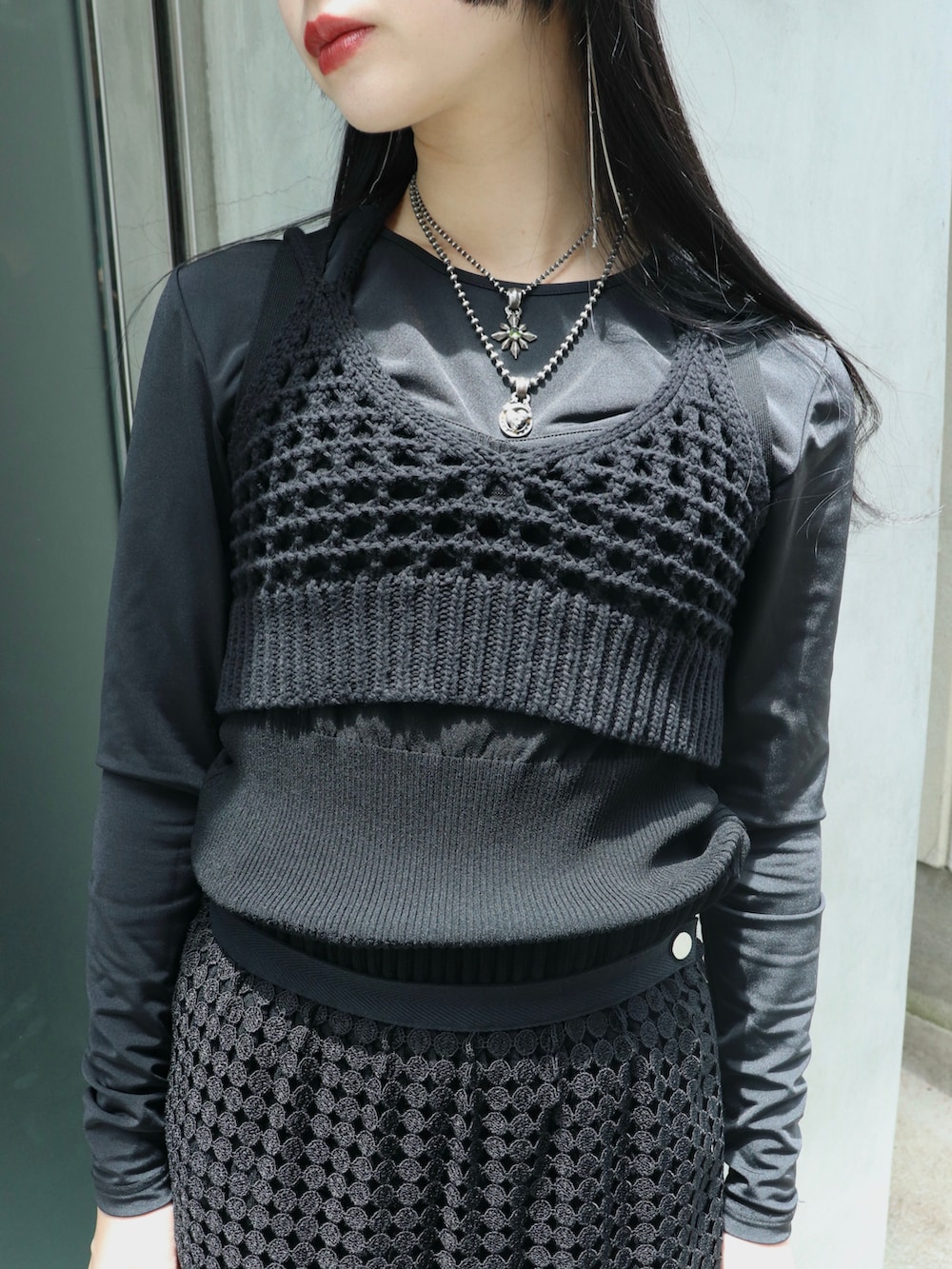 ブラック系のスカート、ブラック系のニット/セーター、ブラック系のローファーを着用したレディースの夏コーディネートの5枚目の写真