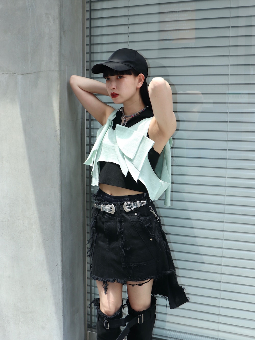 その他のチューブトップを着用したレディースの夏コーディネートの3枚目の写真