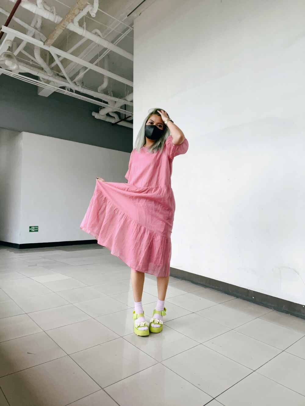 ピンク系のワンピース/ドレス、グリーン系のサンダルを着用したレディースの夏コーディネートの2枚目の写真