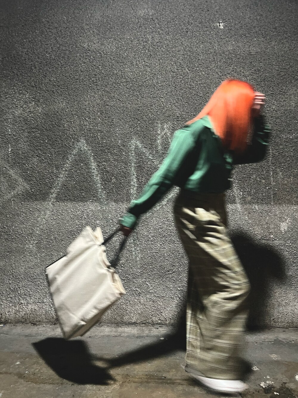 ベージュ系のバッグ、グリーン系のトップスを着用したレディースの秋コーディネートの2枚目の写真