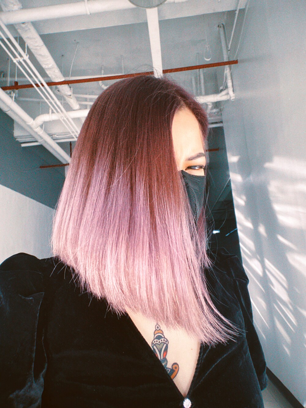 ブラック系のワンピース/ドレスを着用したレディースの冬コーディネートの2枚目の写真