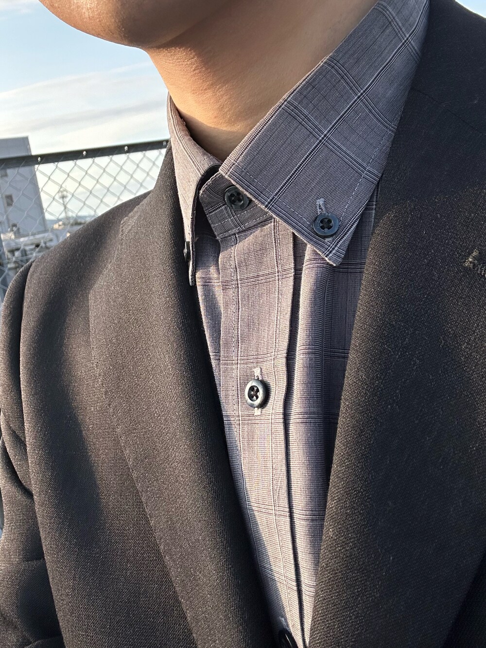 ブラック系のスーツセット、グレー系のシャツ/ブラウス、ブラック系のドレスシューズを着用したメンズの冬コーディネートの2枚目の写真